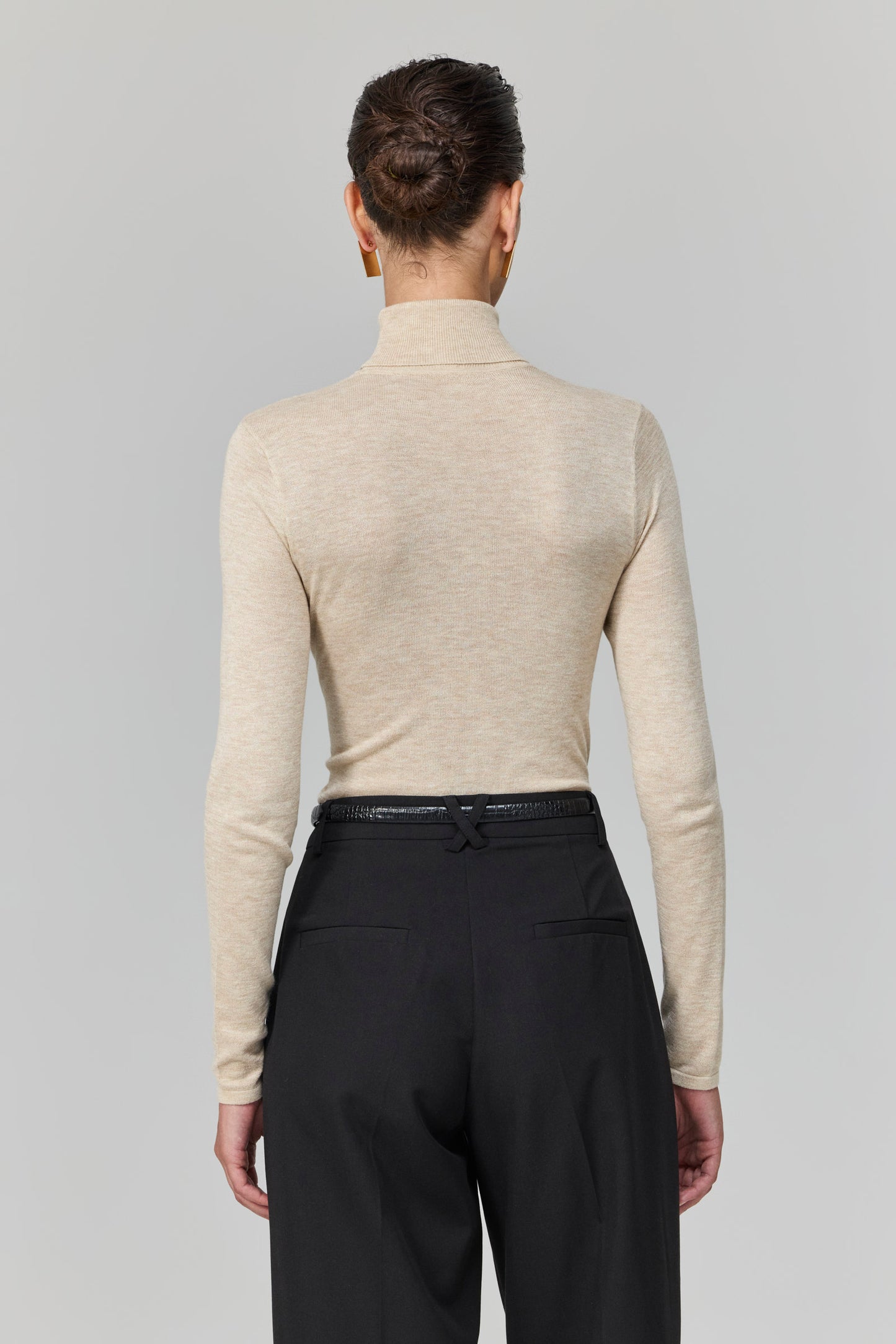 טופ דק שנופל על צווארו