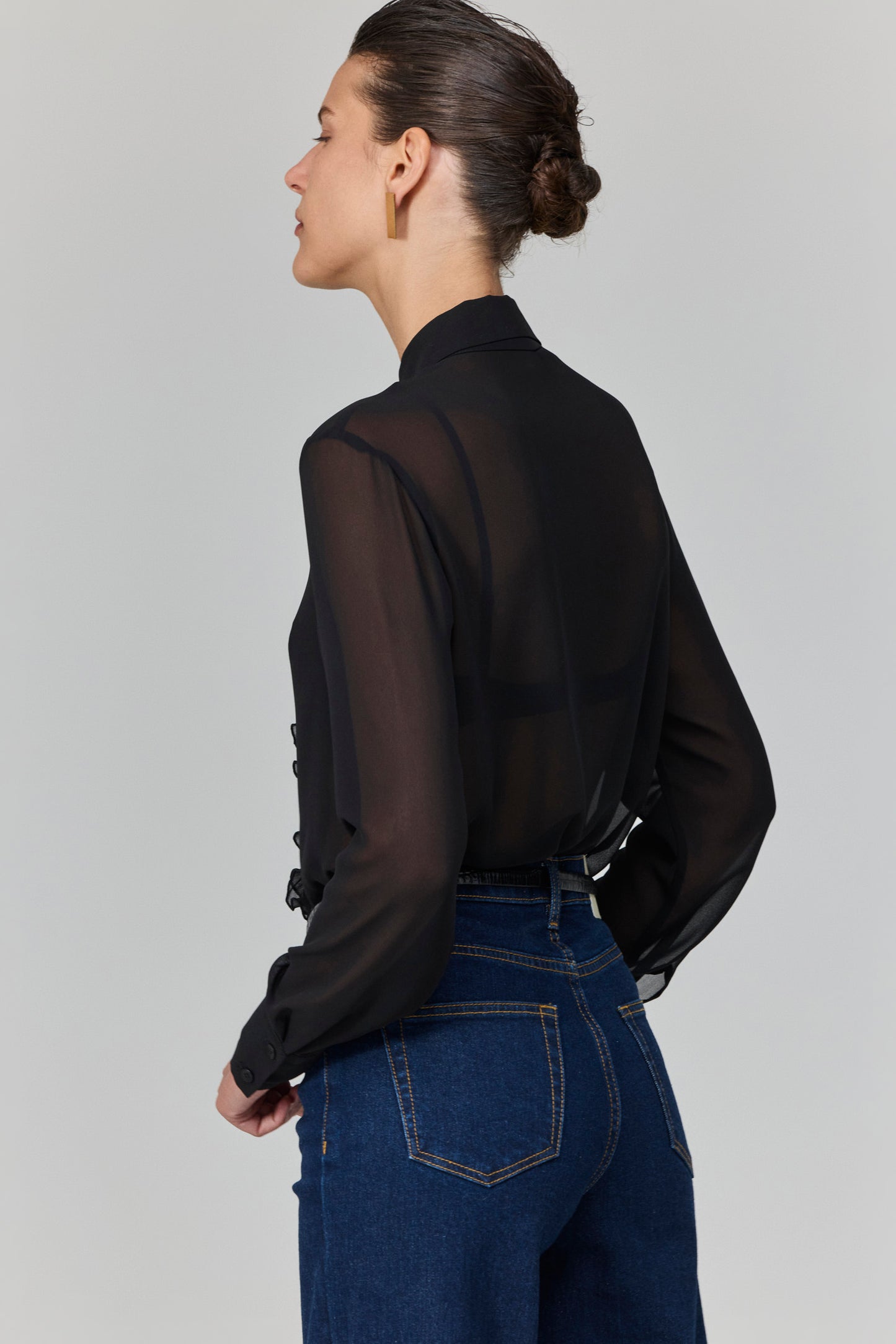 המכופתרת שקורצת