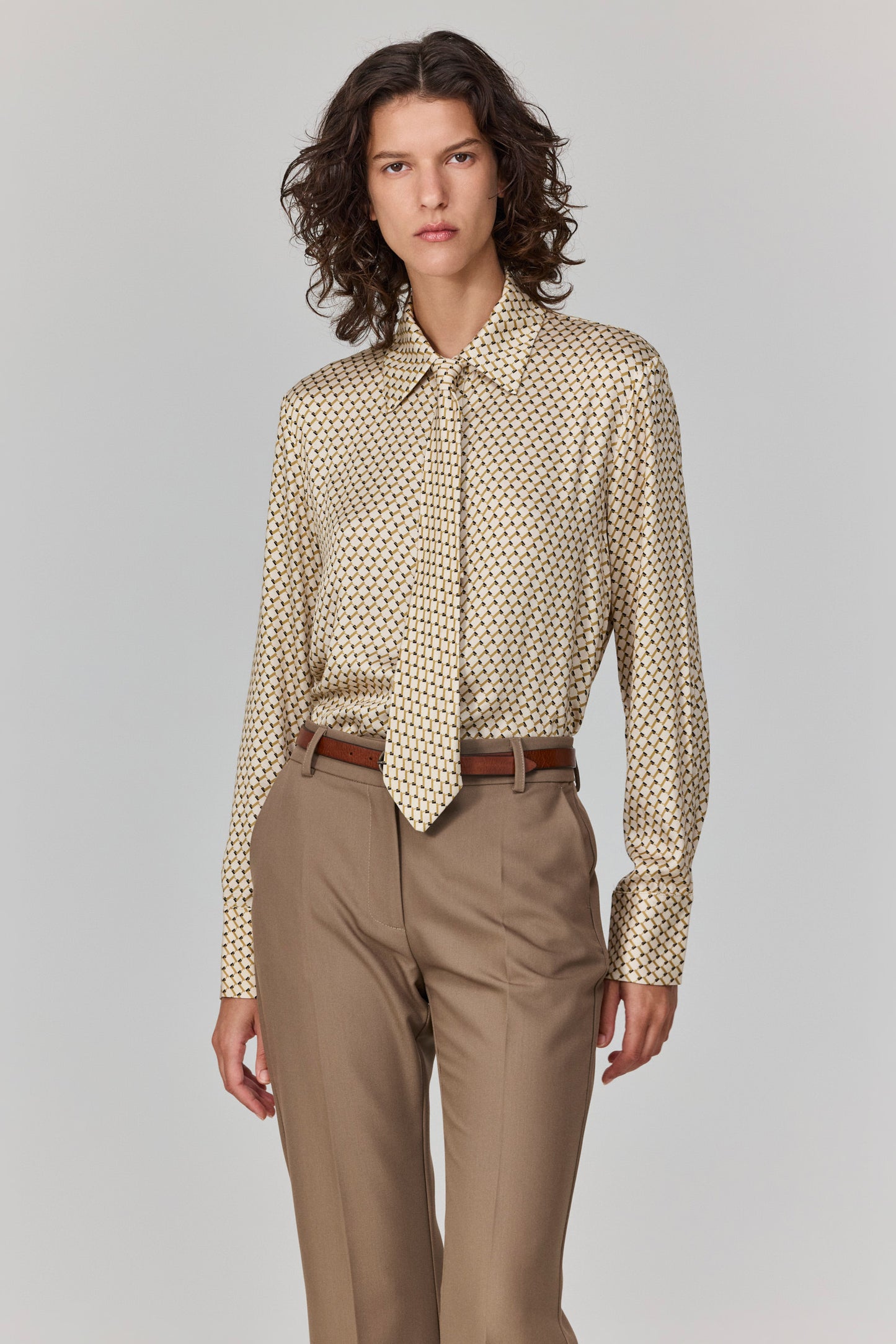 חולצה של צהריים בעיר