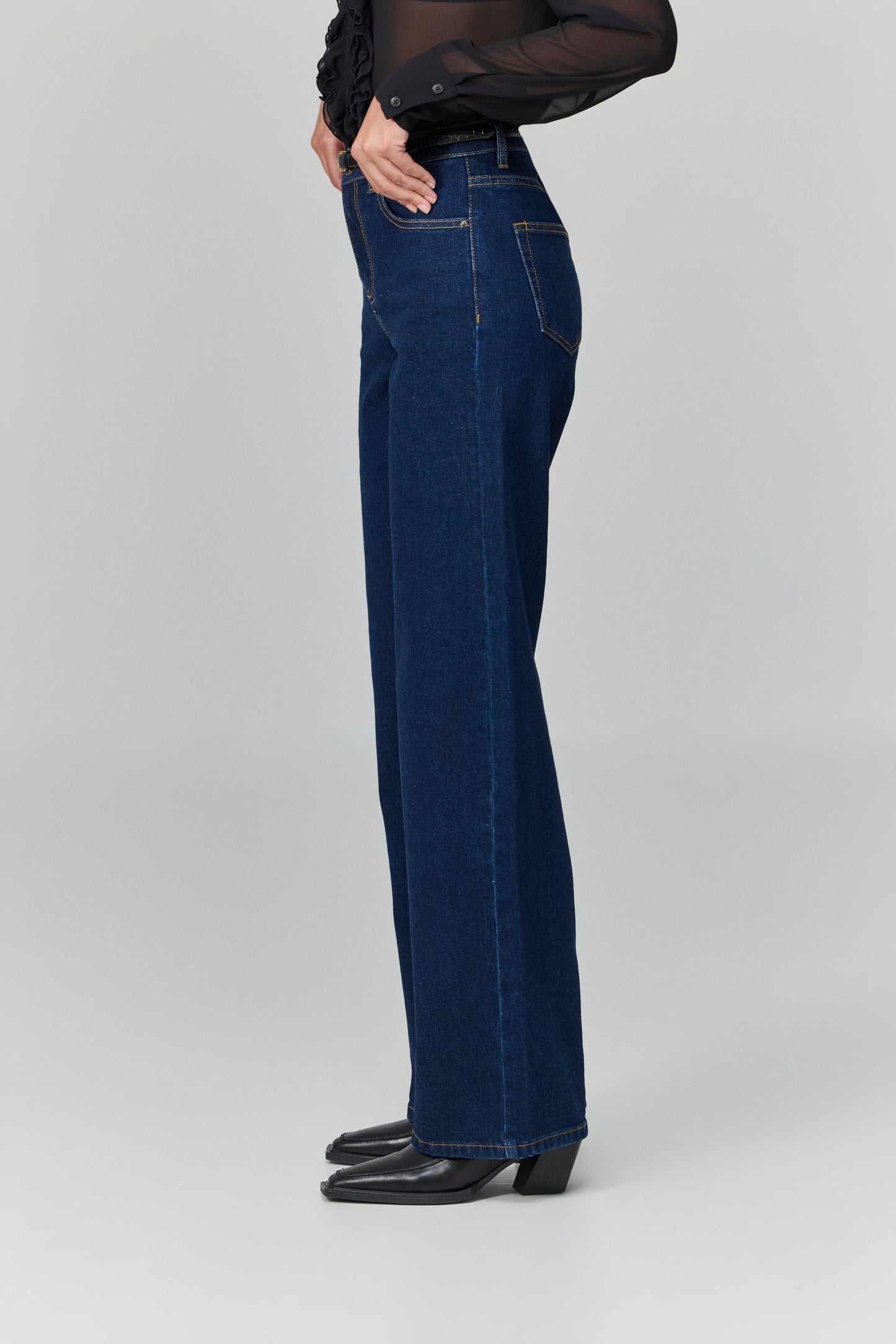 ג'ינס שנותן ברגל רחבה