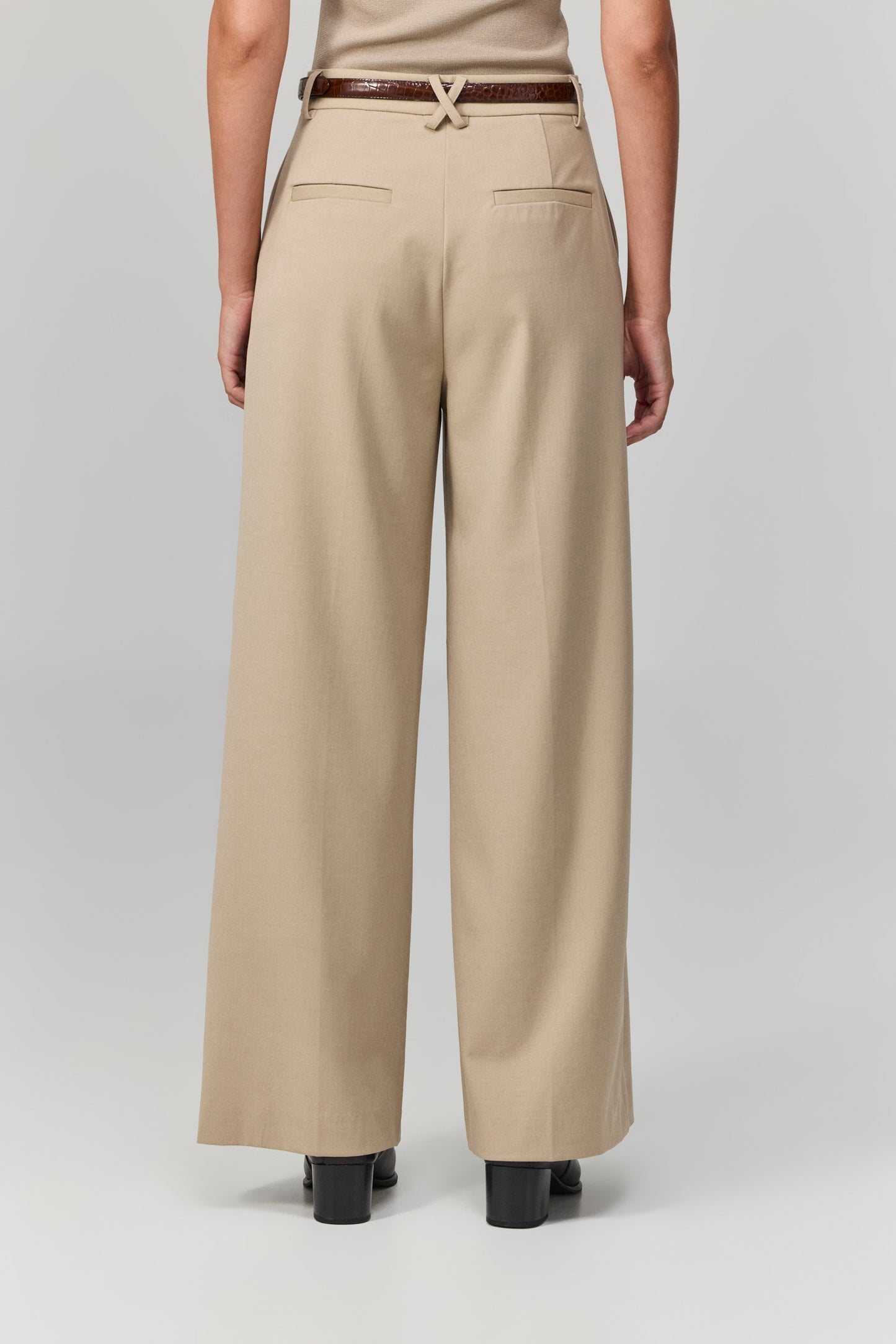 מכנסיים עם טווח תנועה