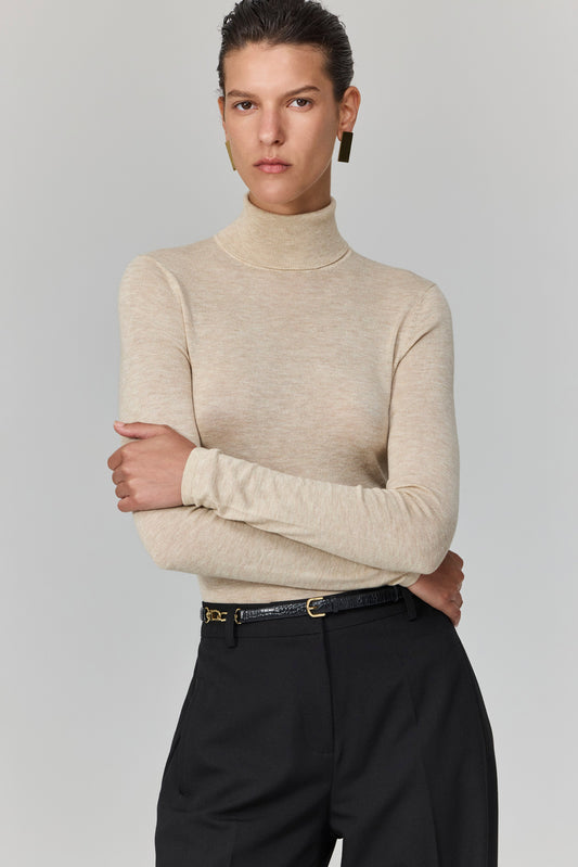 טופ דק שנופל על צווארו