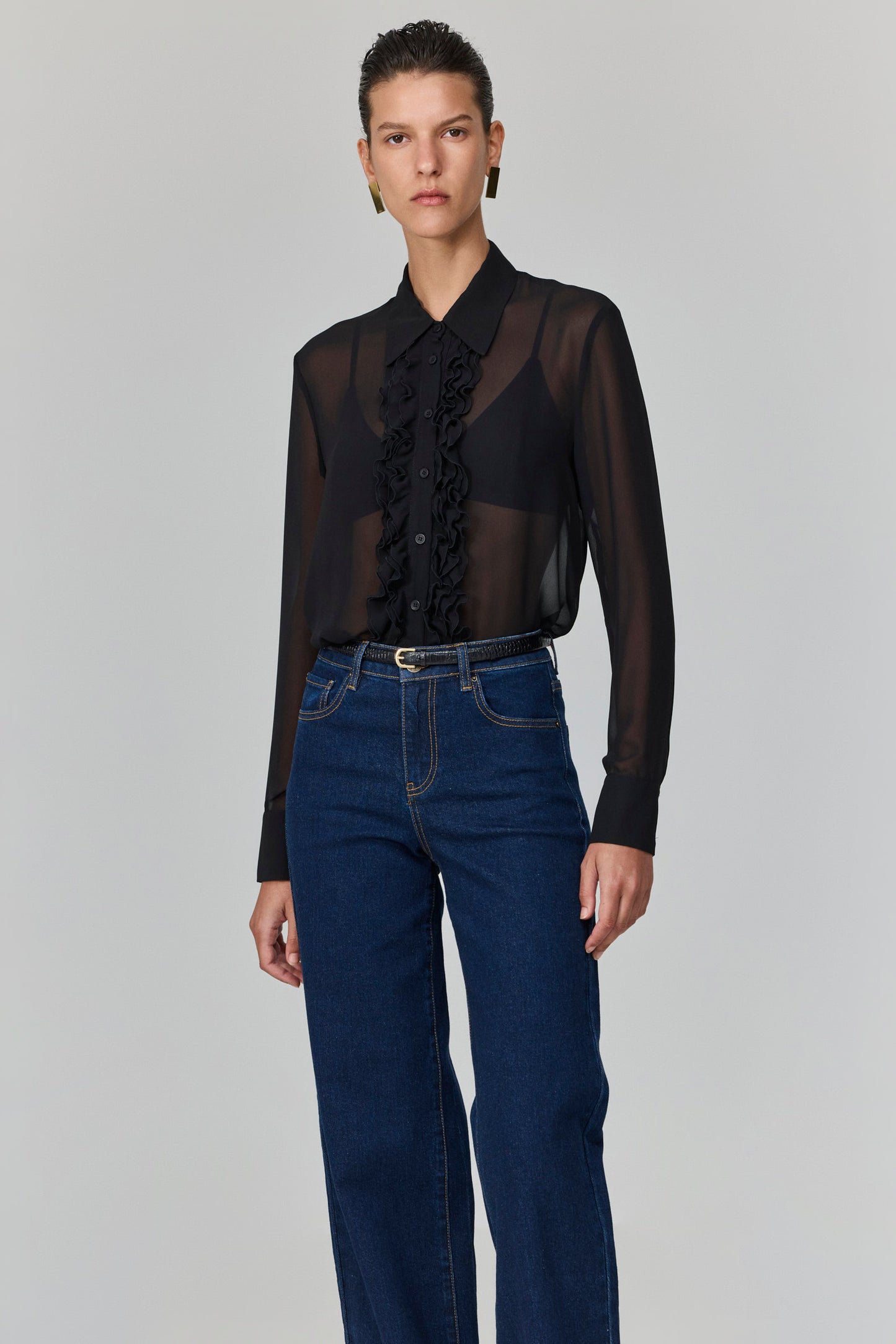 המכופתרת שקורצת