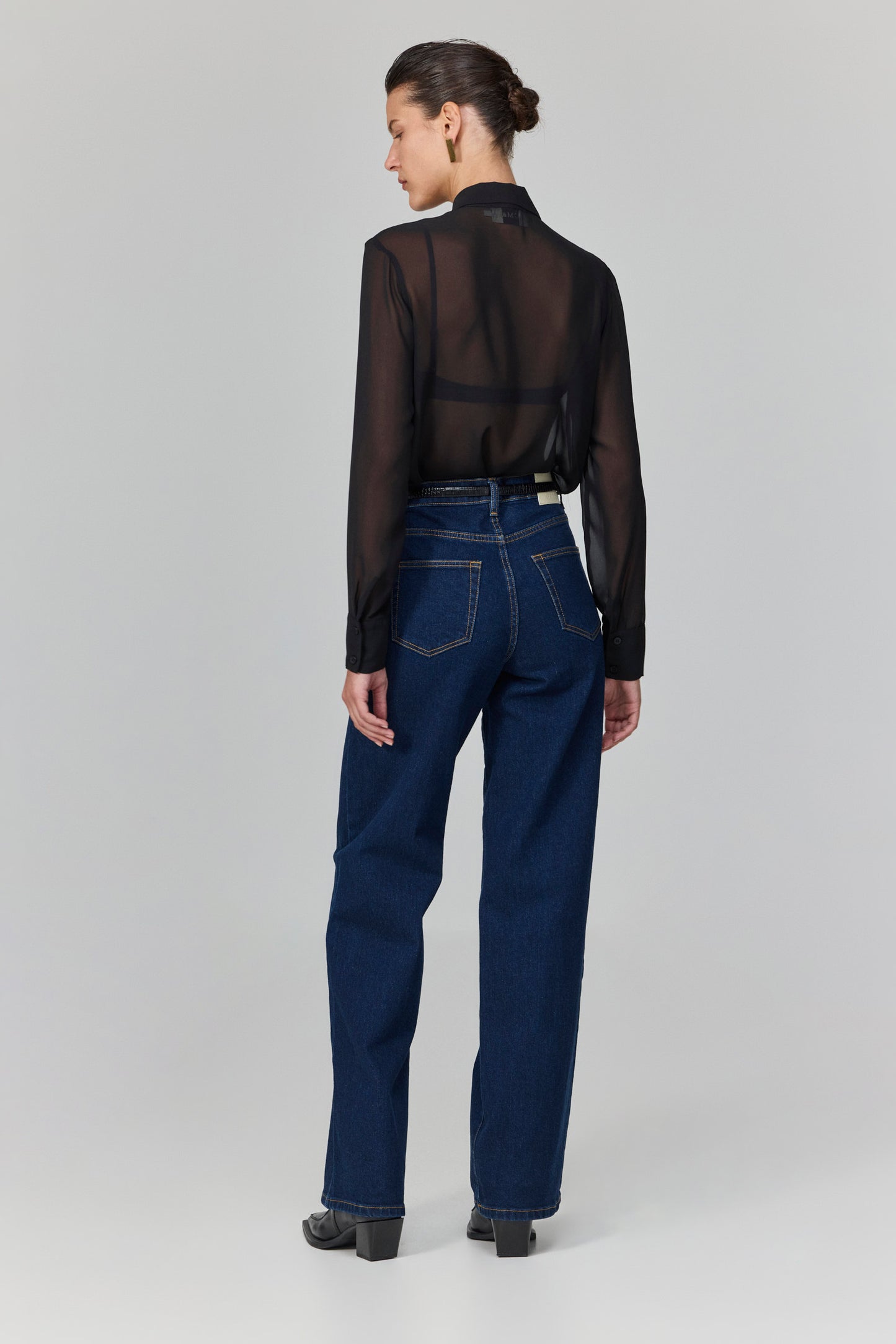 המכופתרת שקורצת