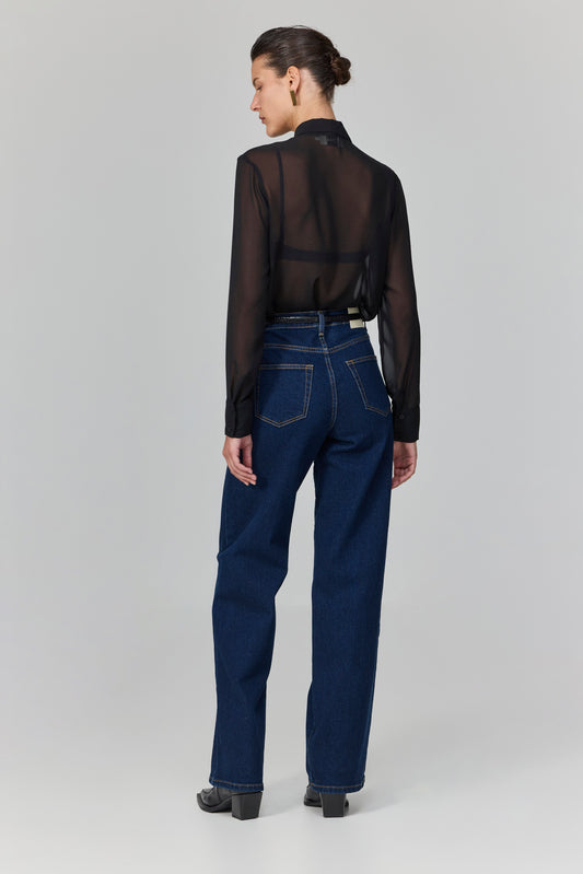 המכופתרת שקורצת