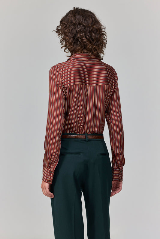 חולצה בקו ברור