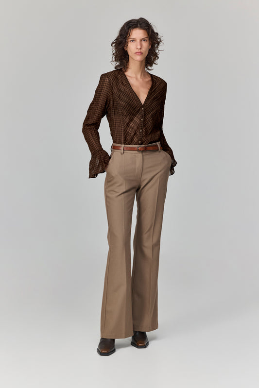 חולצה מחוץ לקופסא