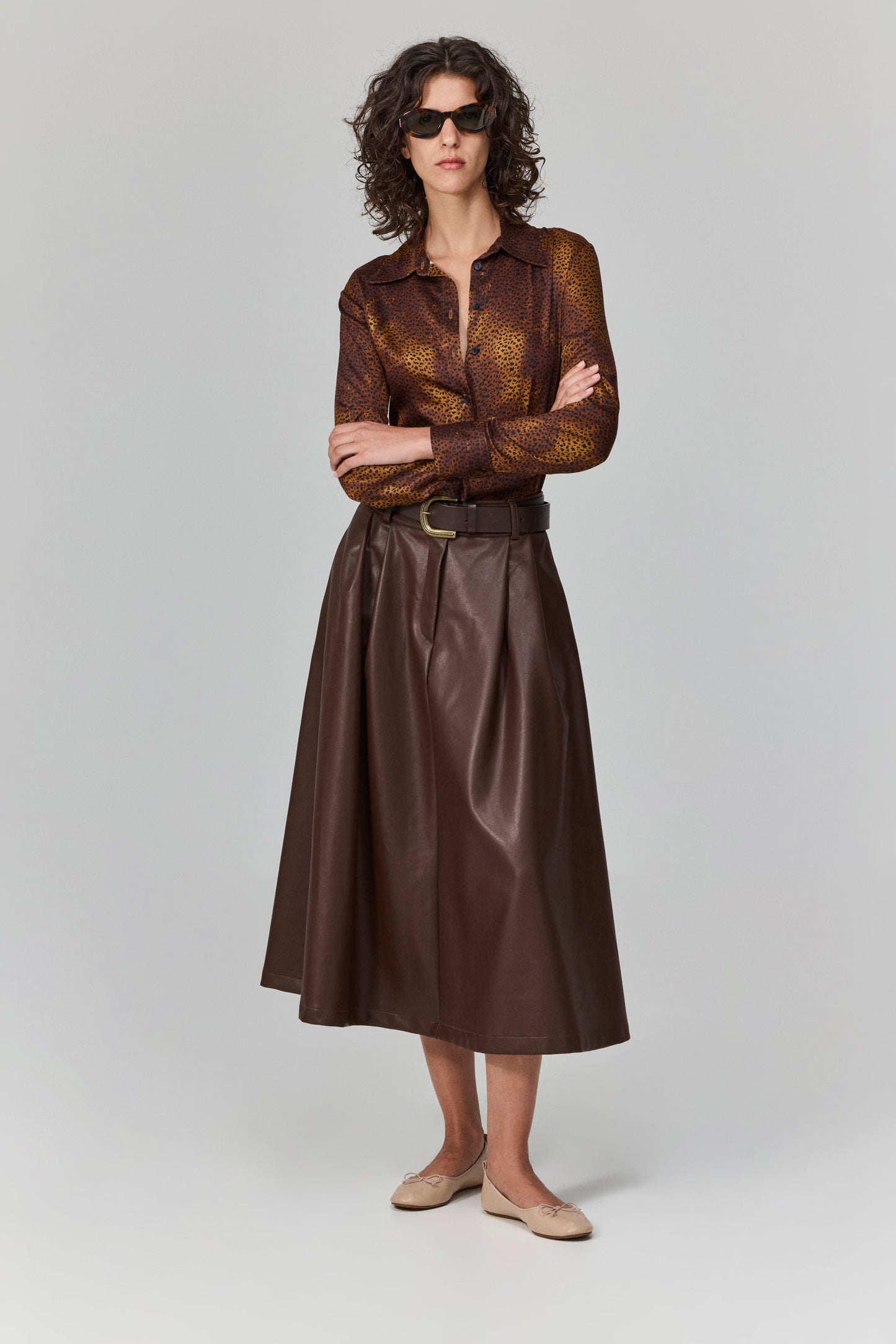 חצאית מחוץ למסגרת