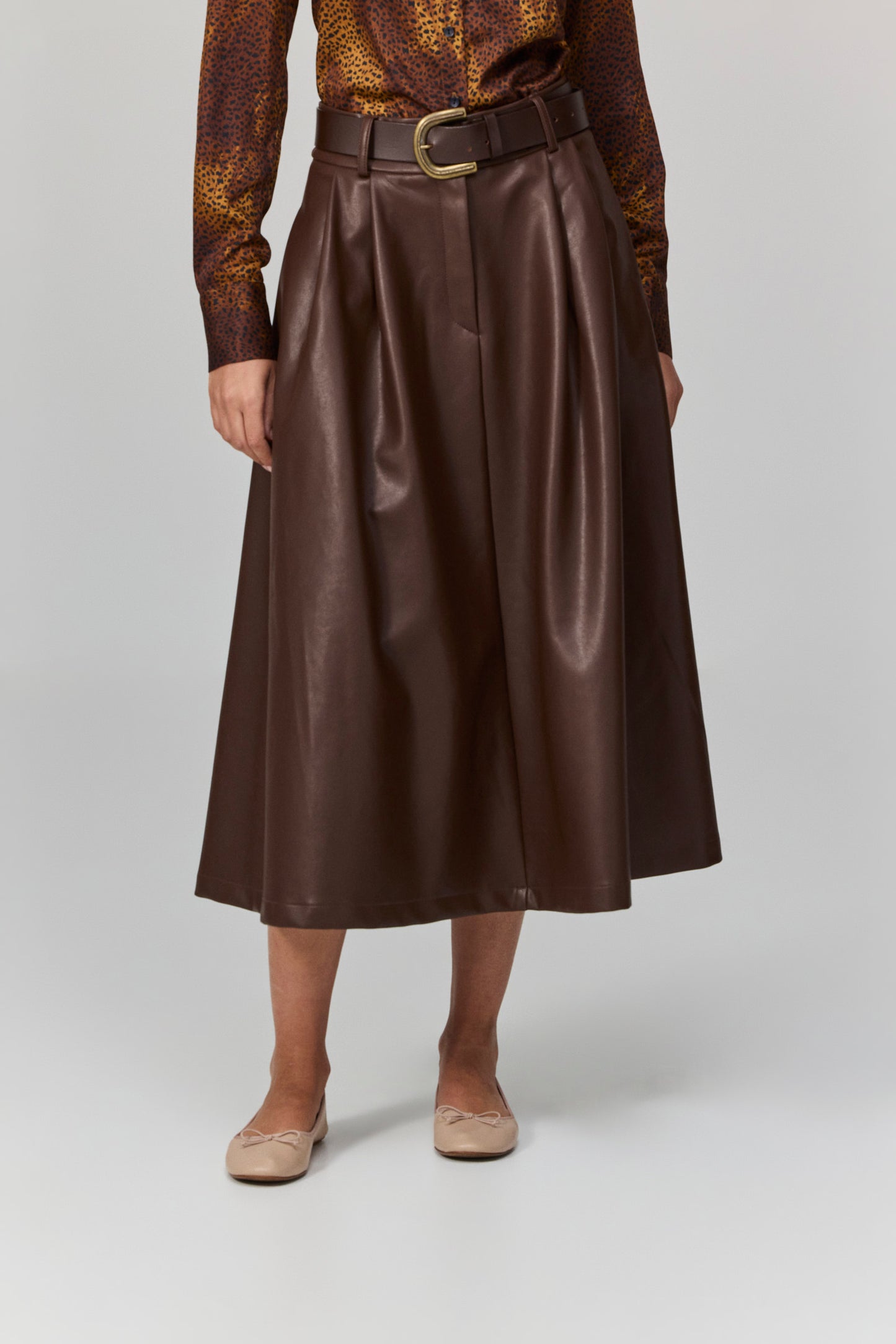 חצאית מחוץ למסגרת