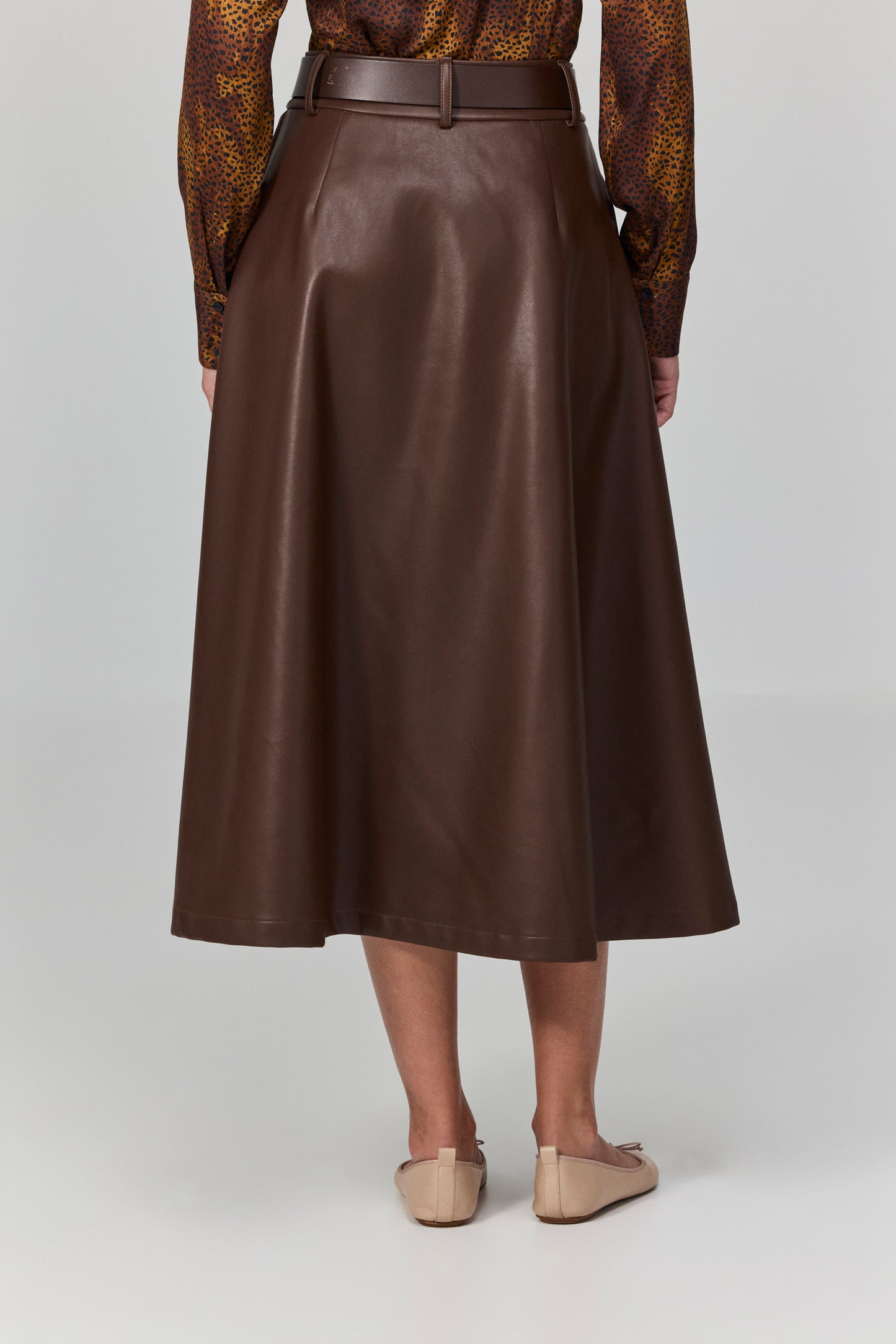 חצאית מחוץ למסגרת