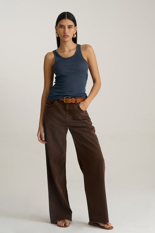 מכנסיים שהולכים עם קפה