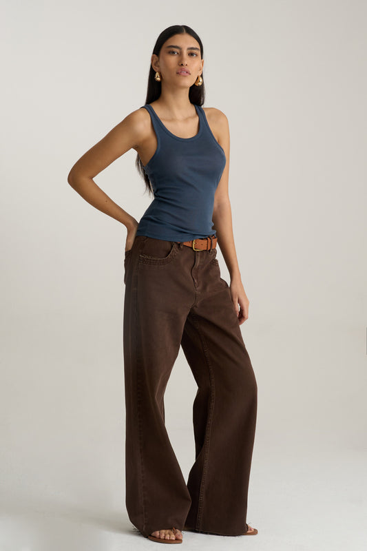 מכנסיים שהולכים עם קפה