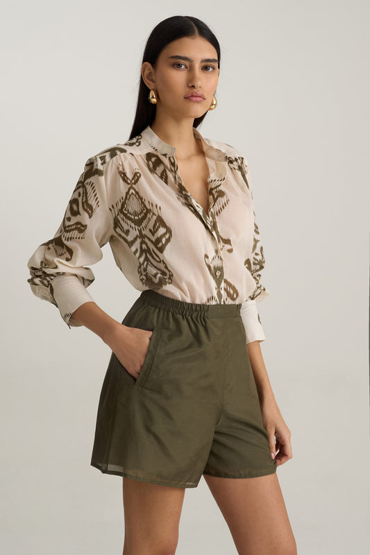 מכנסיים עם ירוק בעיניים