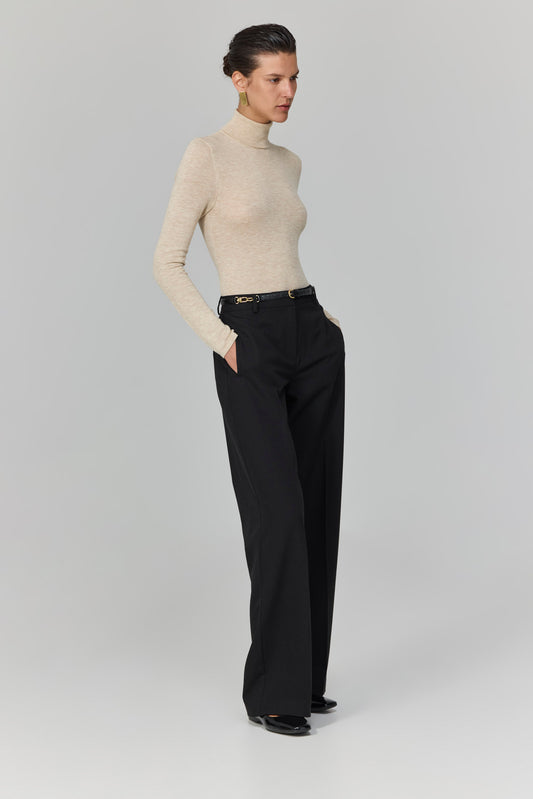 טופ דק שנופל על צווארו