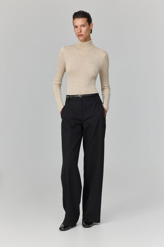 טופ דק שנופל על צווארו