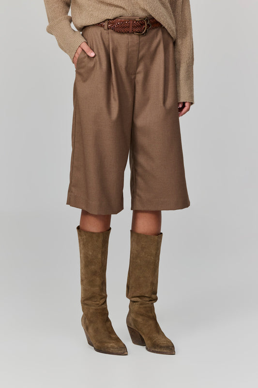 מכנסיים בטווח קצר