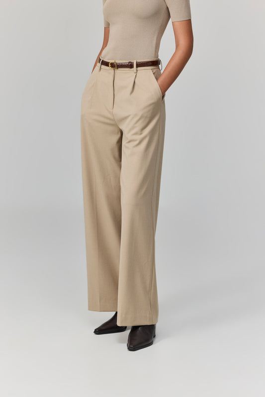 מכנסיים עם טווח תנועה