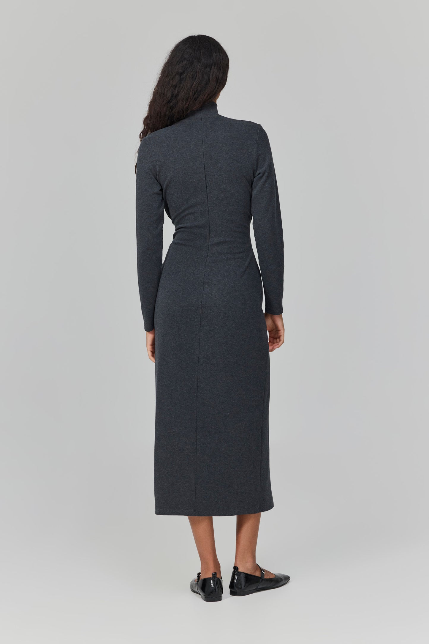 שמלה שמחזיקה אותי