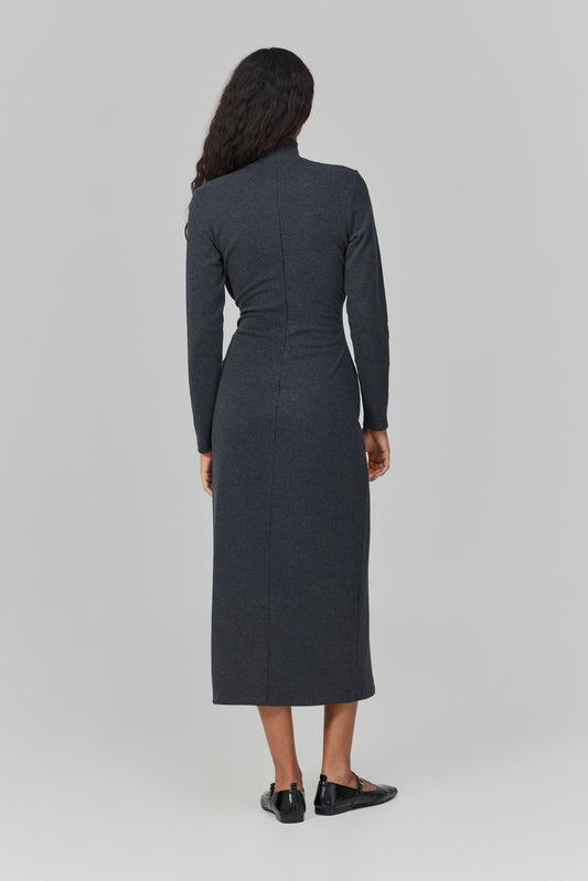 שמלה שמחזיקה אותי