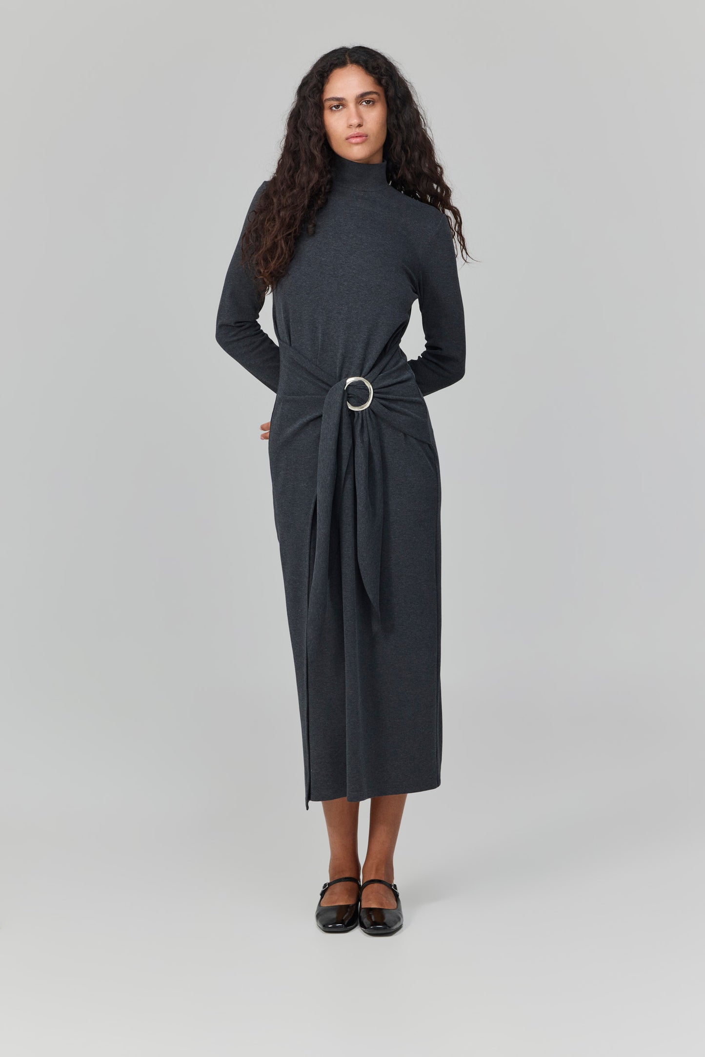 שמלה שמחזיקה אותי