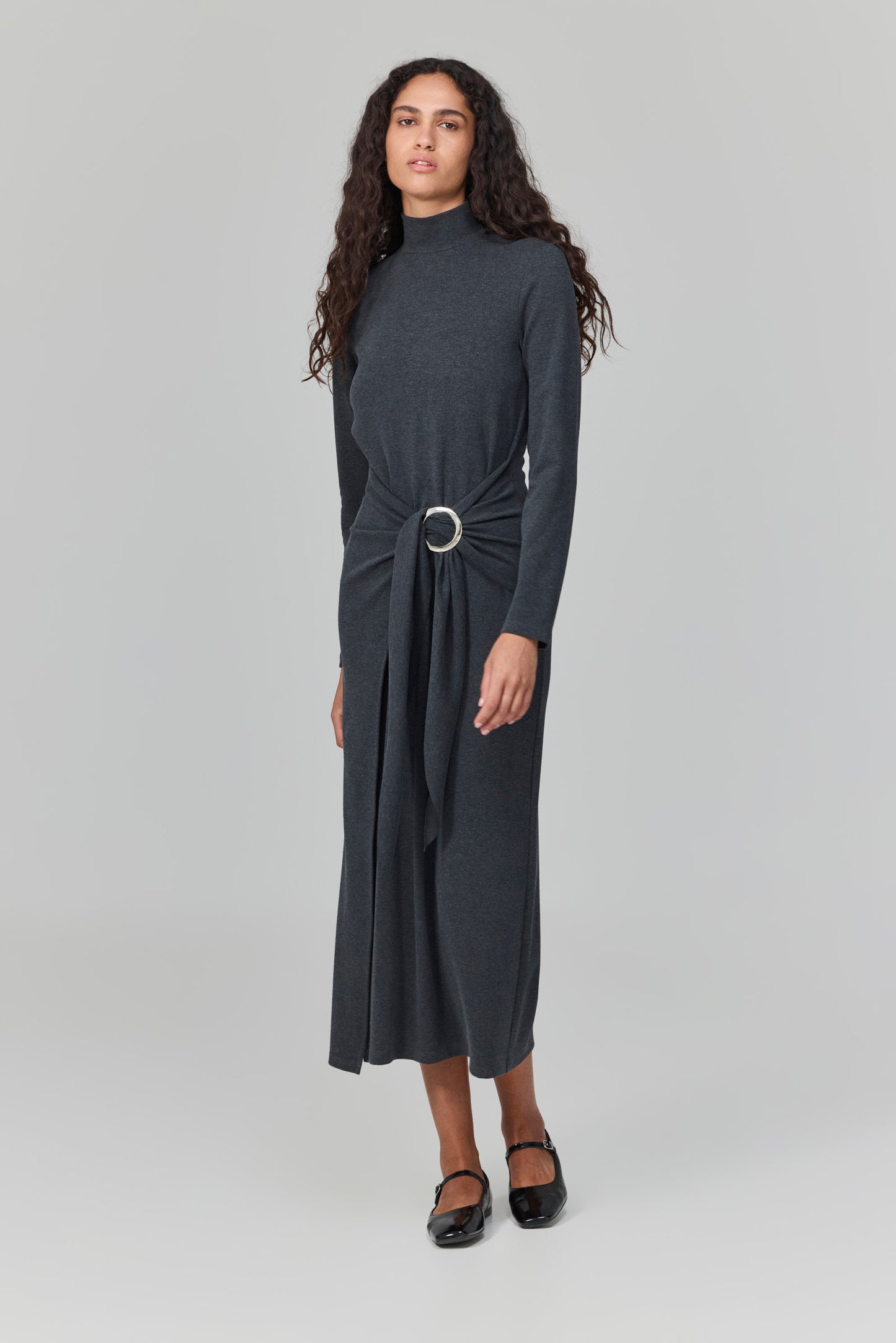 שמלה שמחזיקה אותי