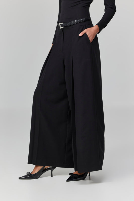 מכנסיים שאוהבים להגזים