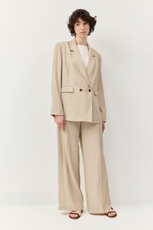 מכנסיים שזורמים על הכל