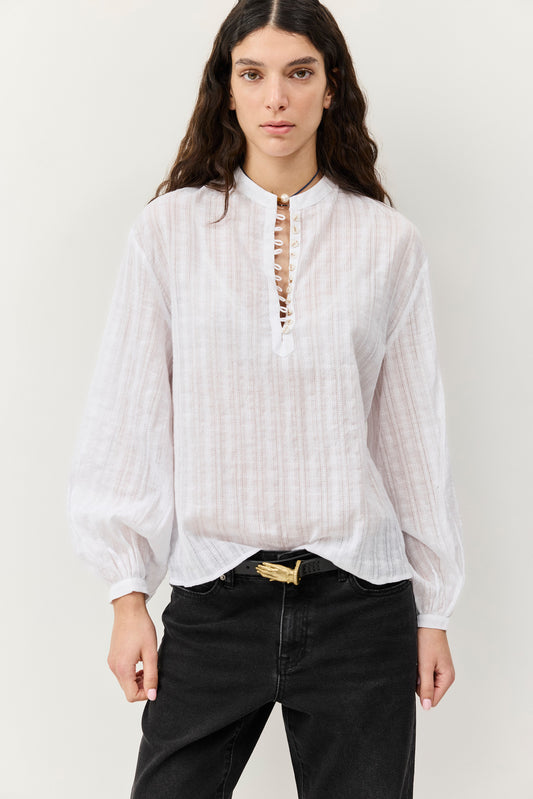 חולצה שרוקמת חלומות