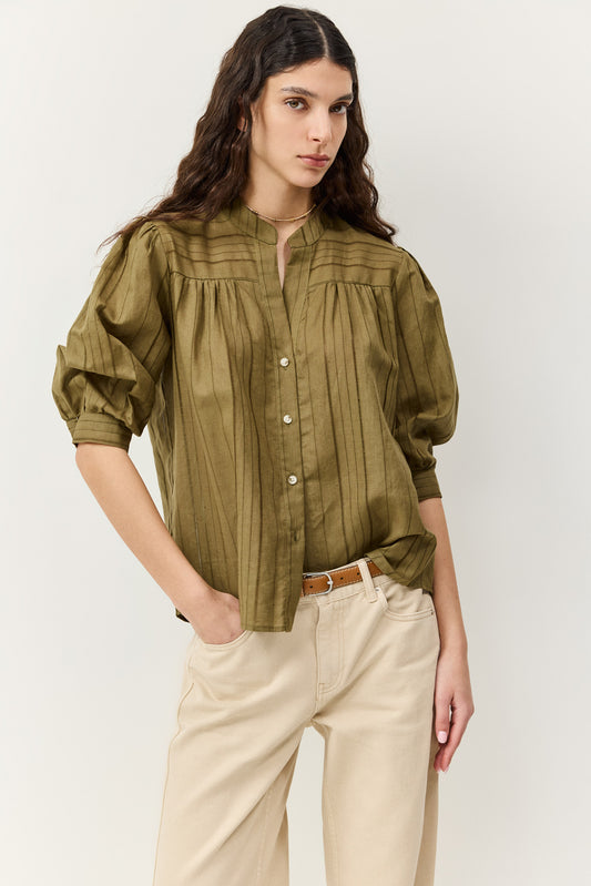 חולצה שבאה לעבוד